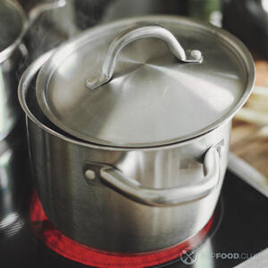 Кастрюля на плите