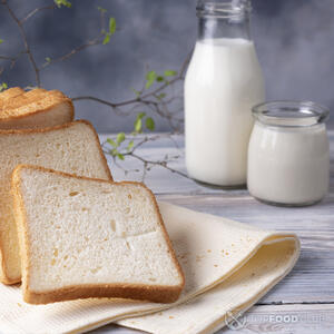 Молоко и тостовый хлеб