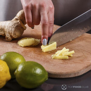 режет имбирь