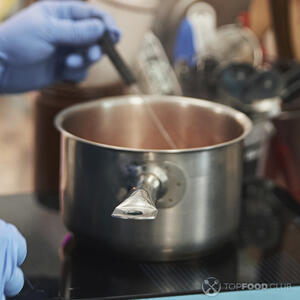 Кастрюля на плите