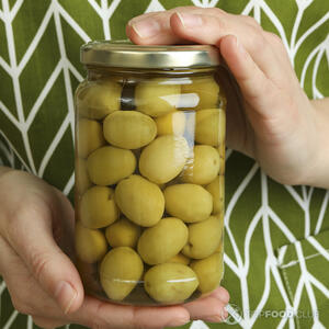 Банка с оливками