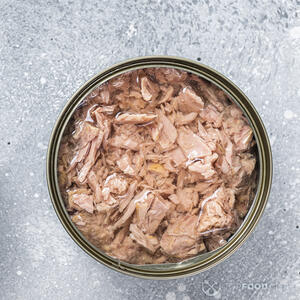 Банка с тунцом