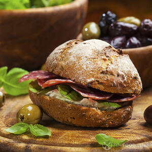 Сэндвич-бургер с салями готов