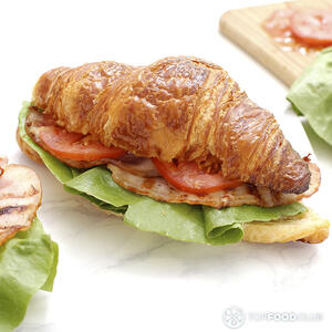 Круассан с беконом