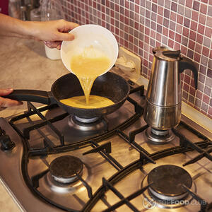 Жарить омлет