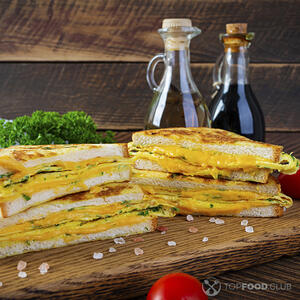 Сэндвич с омлетом и сыром