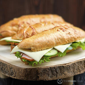 Сэндвич с ветчиной, сыром и луком