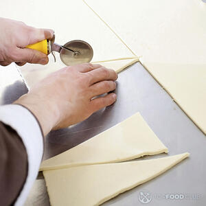 Нарежьте тесто