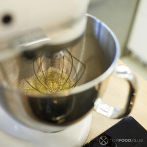 Взбивает белок