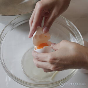 Отделяет желток от белка