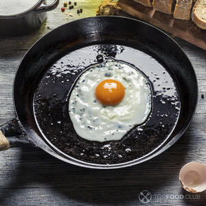 Жарить яйцо