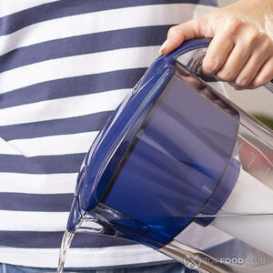 Наливает воду