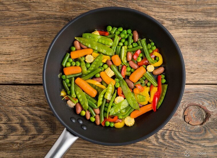 2022-05-04-9tp8r6-big-pan-fried-with-colorful-vegetables-peppers-2021-08-27-09-45-18-utc