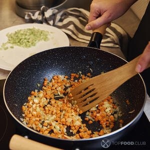 жарит овощи