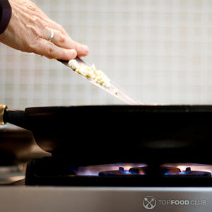 обжарить чеснок