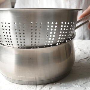 Процеживает через сито