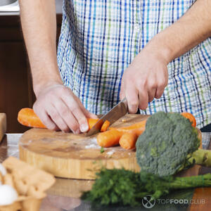 режет морковь