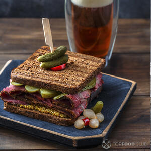 Сэндвич с говядиной и огурцами готов!