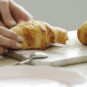 резать круассан