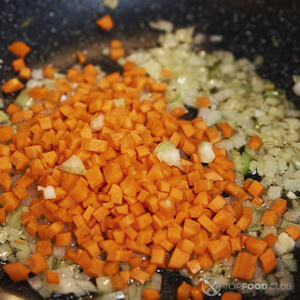 жарит овощи