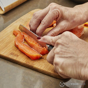 резать рыбу