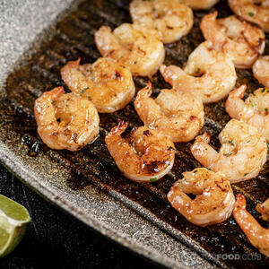 Жарить креветки