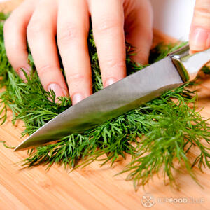 перекручиваем укроп