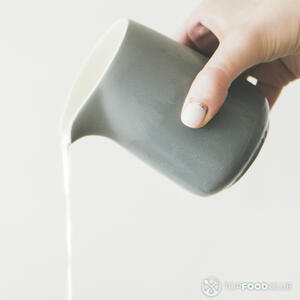 Наливает сливки