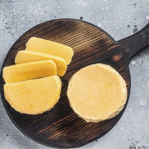 Нарезанный сыр халуми на доске