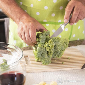 режем брокколи