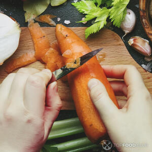 Очищает морковь