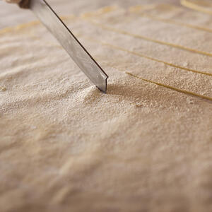 Надрежьте тесто