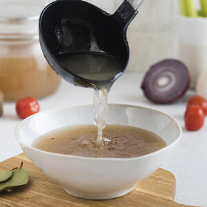 Наливает бульон