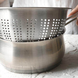 Процеживает через сито