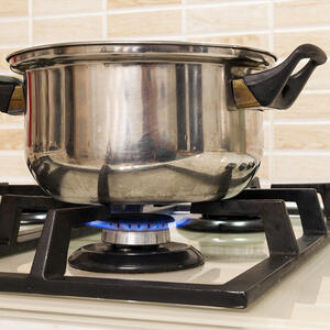 Кастрюля на плите