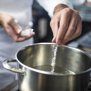 Добавляет соль