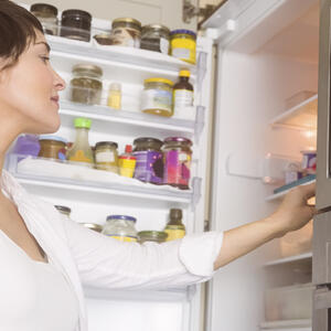 Ставит в холодильник