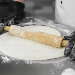 Раскатывает тесто