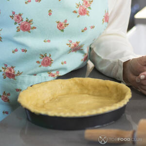 Раскатанное тесто в форме