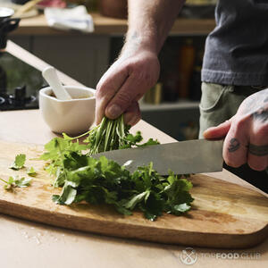 Нарезает петрушку