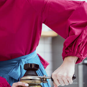 Закатывает банку