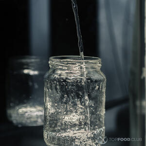 Обдает банки кипятком