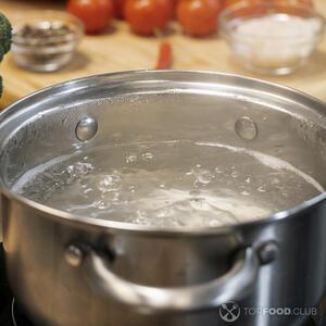 Вода кипит в кастрюле