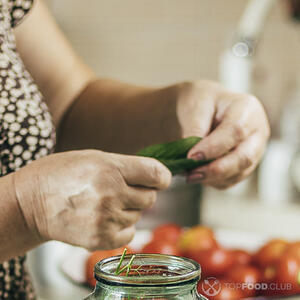 укладывает листья