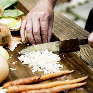 Нарезает лук