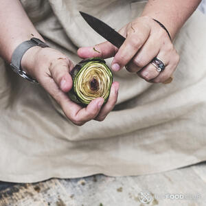 Чистить артишоки