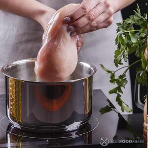 Кладёт куриное филе в кастрюлю