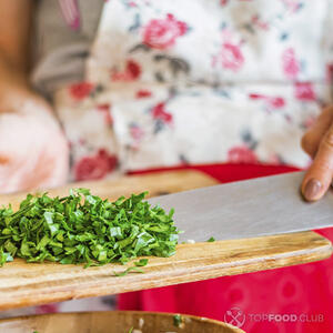 Добавляет кинзу