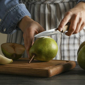 Режет грушу