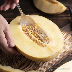 чистим дыню